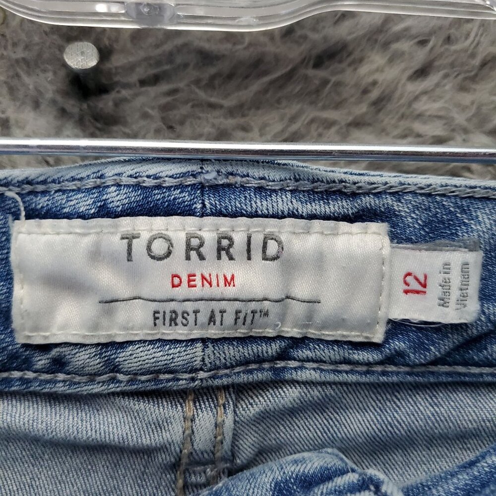 Torrid Shorts Womens Size 12 Light Blue Distressed Raw Hem Stretch Denim Jorts - Picture 2 of 11